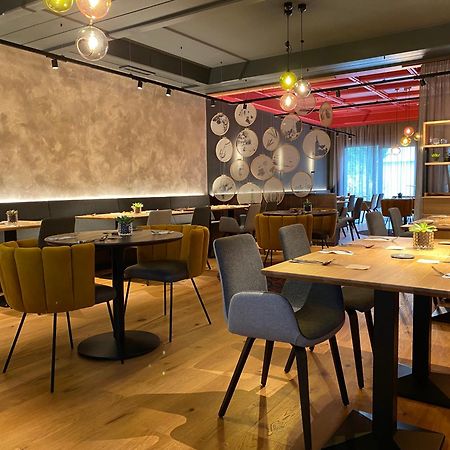 Hotel-Restaurant-Vinothek Felix Sommer Auersthal Bagian luar foto