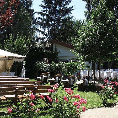 Hotel-Restaurant-Vinothek Felix Sommer Auersthal Bagian luar foto