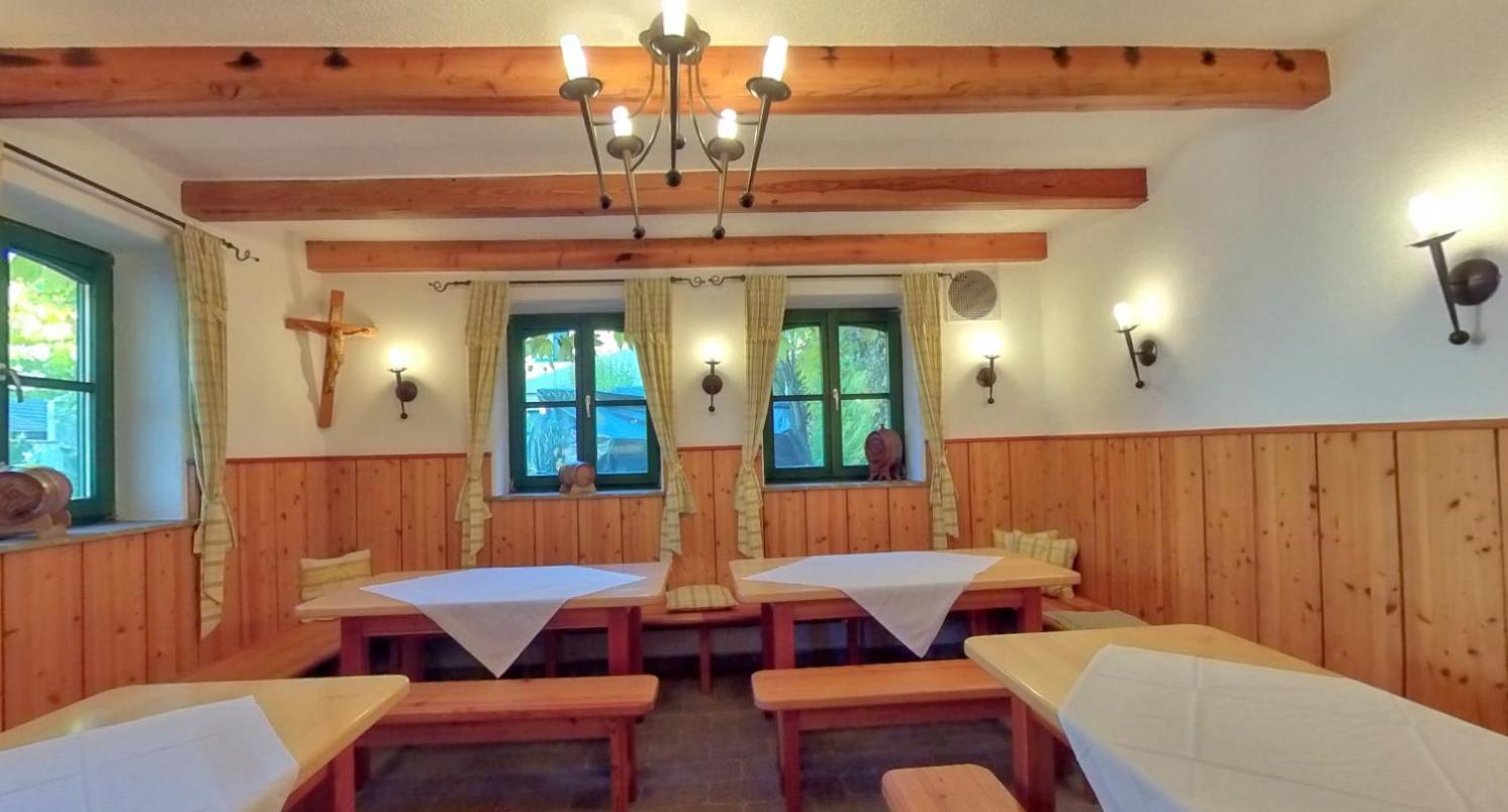 Hotel-Restaurant-Vinothek Felix Sommer Auersthal Bagian luar foto