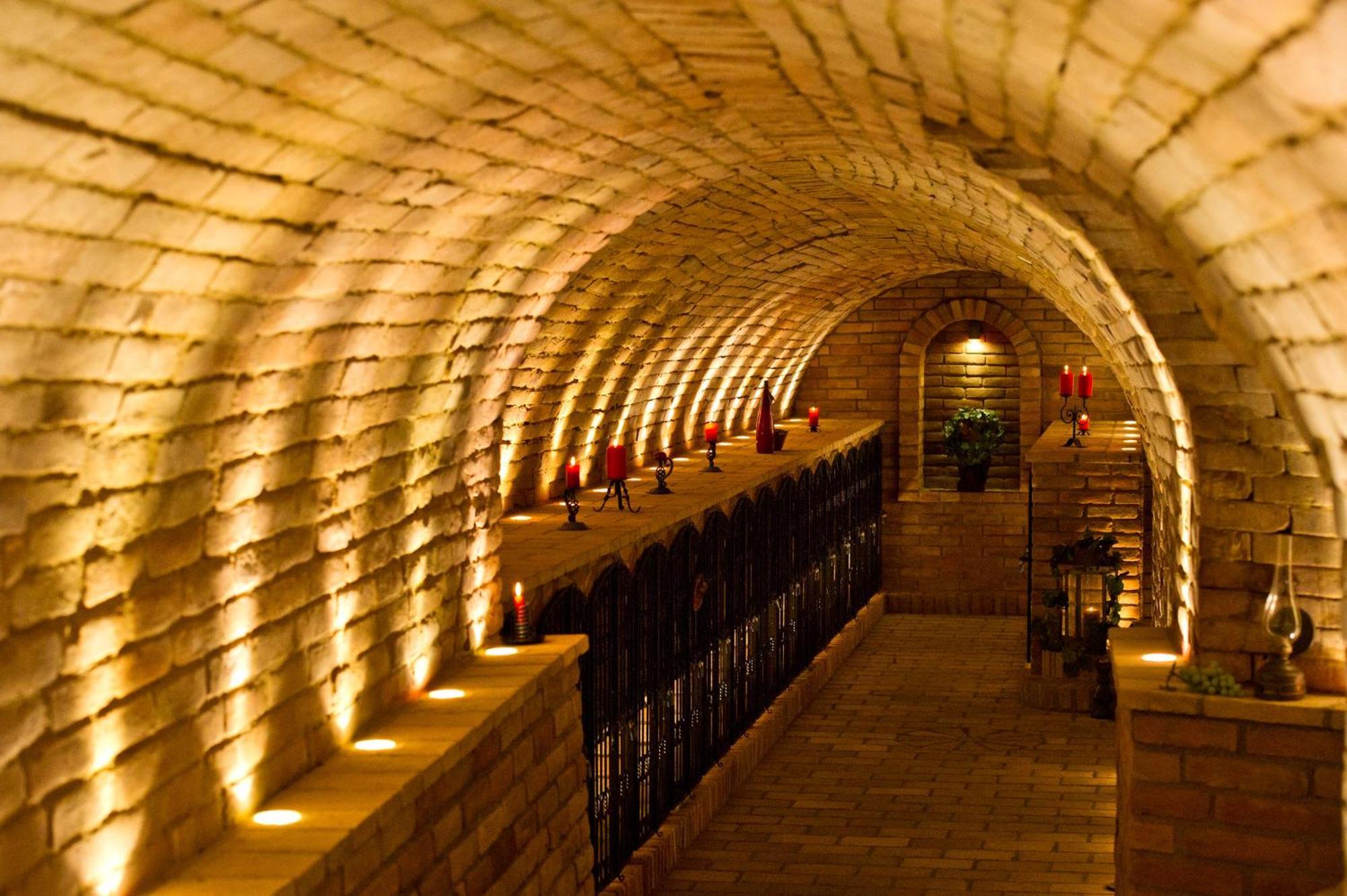 Hotel-Restaurant-Vinothek Felix Sommer Auersthal Bagian luar foto
