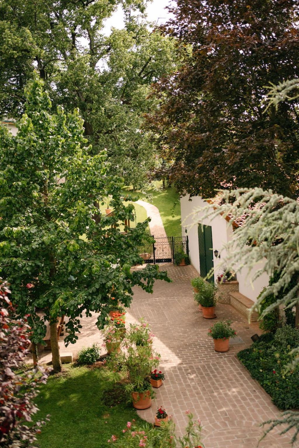Hotel-Restaurant-Vinothek Felix Sommer Auersthal Bagian luar foto