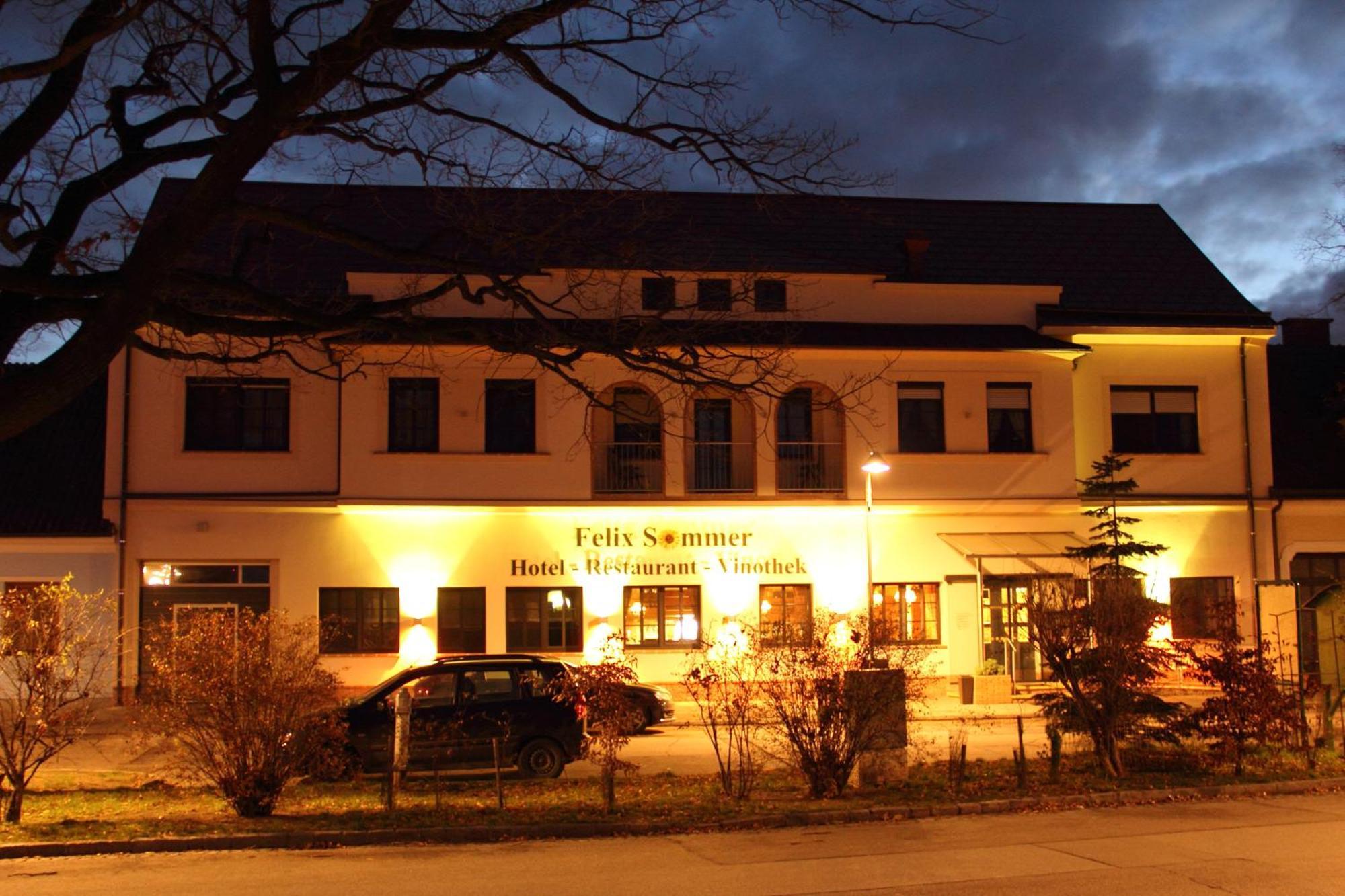Hotel-Restaurant-Vinothek Felix Sommer Auersthal Bagian luar foto