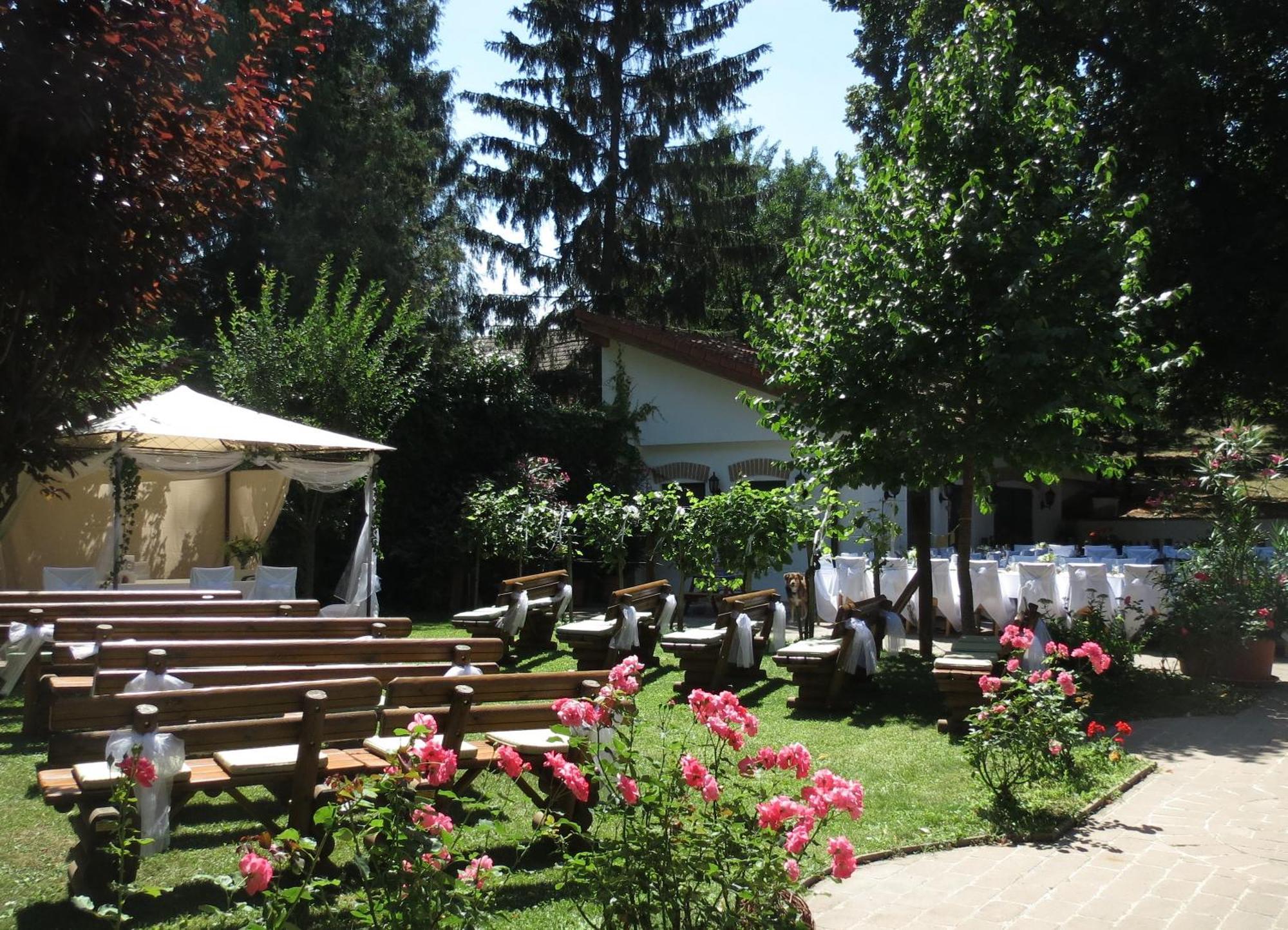 Hotel-Restaurant-Vinothek Felix Sommer Auersthal Bagian luar foto