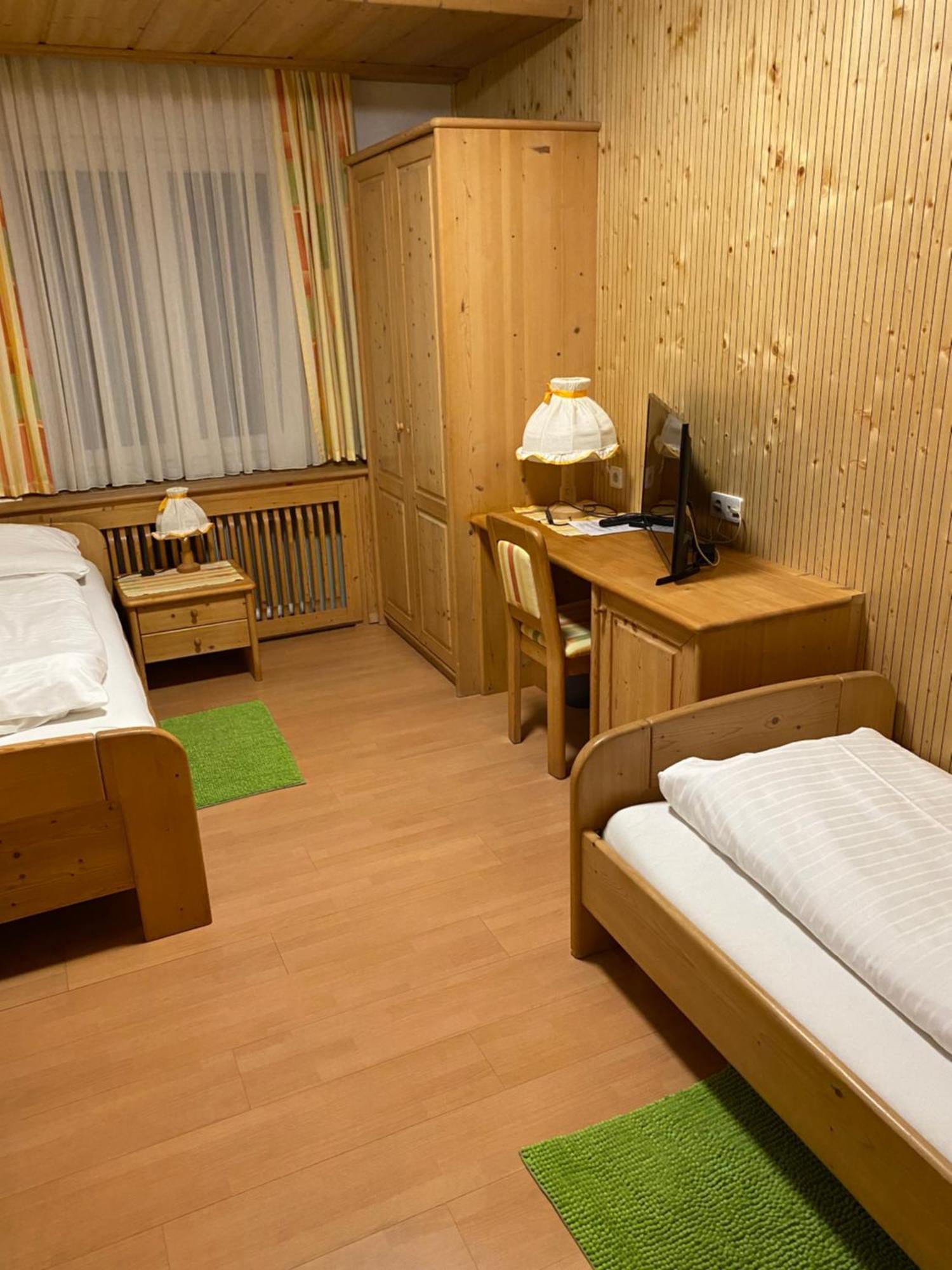 Hotel-Restaurant-Vinothek Felix Sommer Auersthal Bagian luar foto