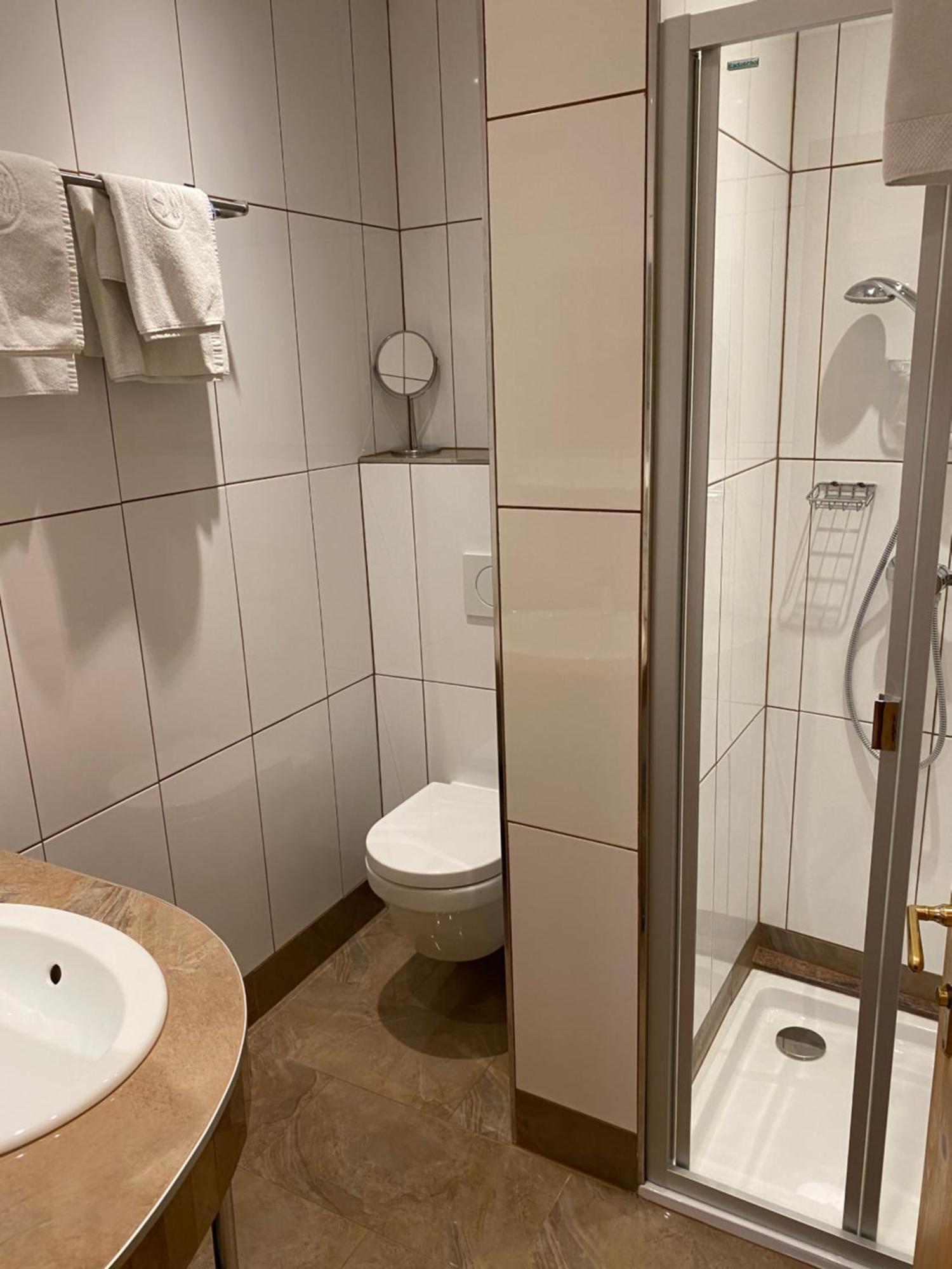 Hotel-Restaurant-Vinothek Felix Sommer Auersthal Bagian luar foto