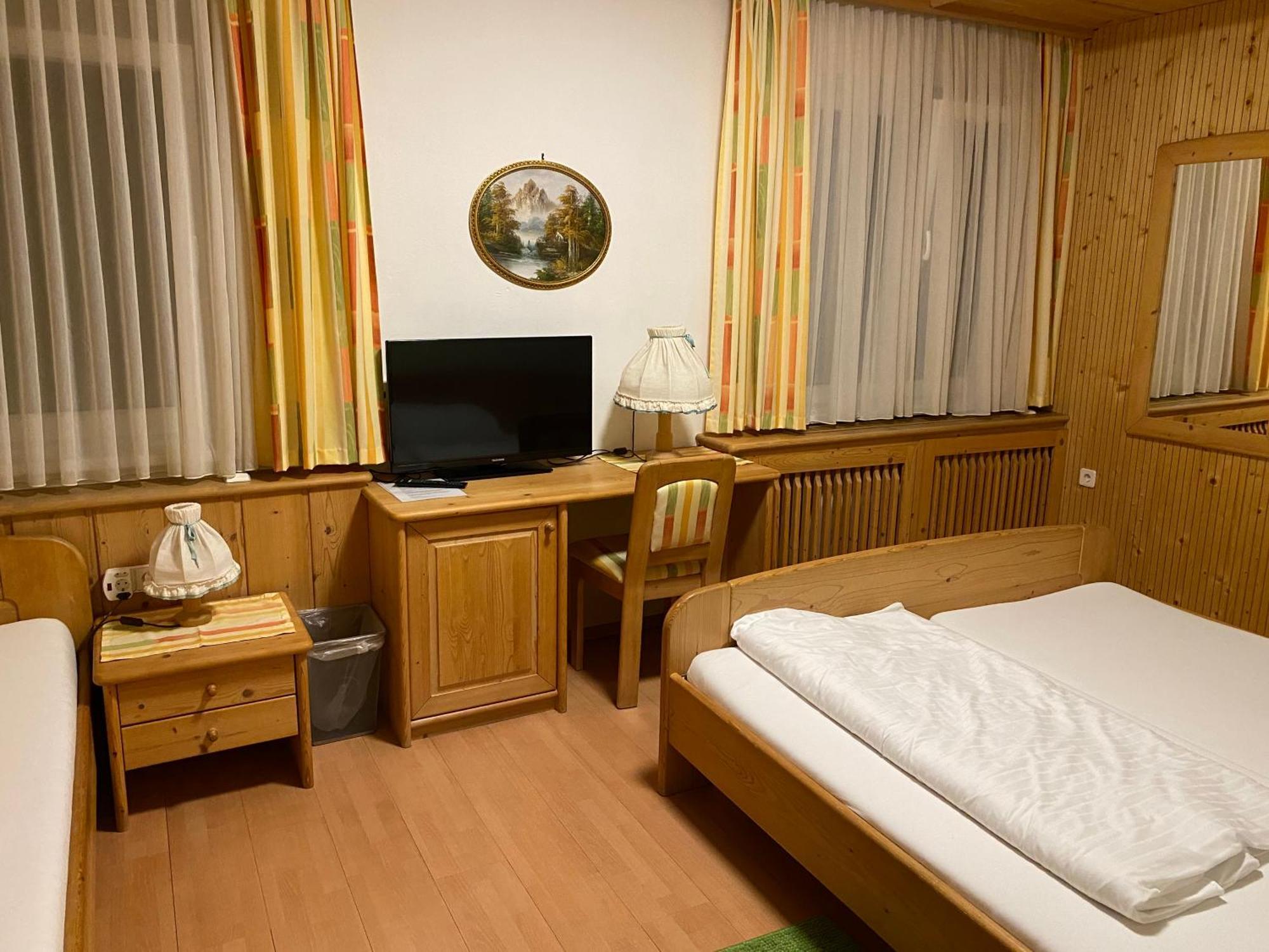 Hotel-Restaurant-Vinothek Felix Sommer Auersthal Bagian luar foto