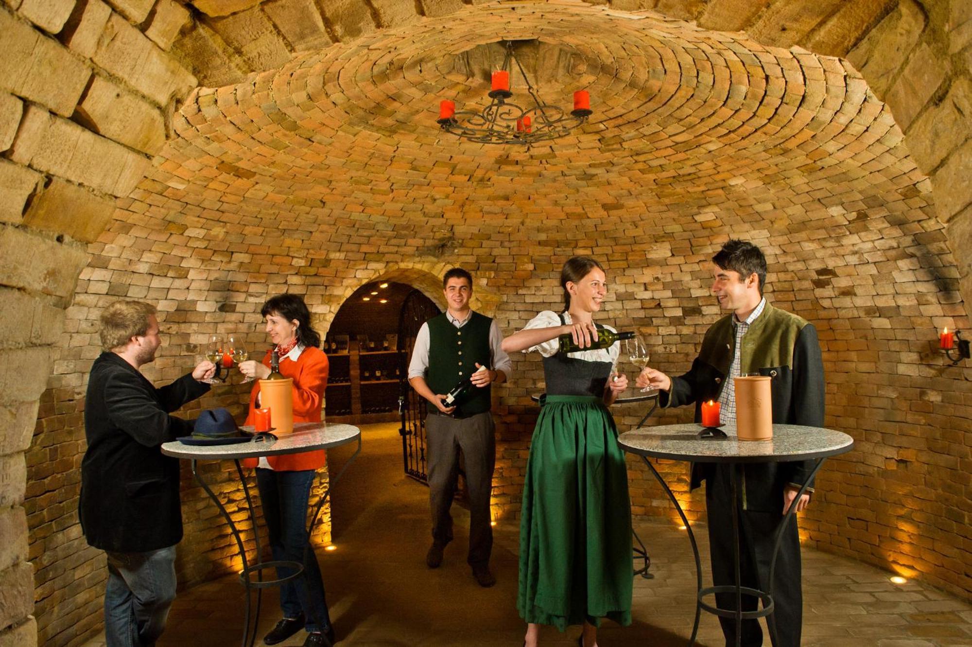 Hotel-Restaurant-Vinothek Felix Sommer Auersthal Bagian luar foto
