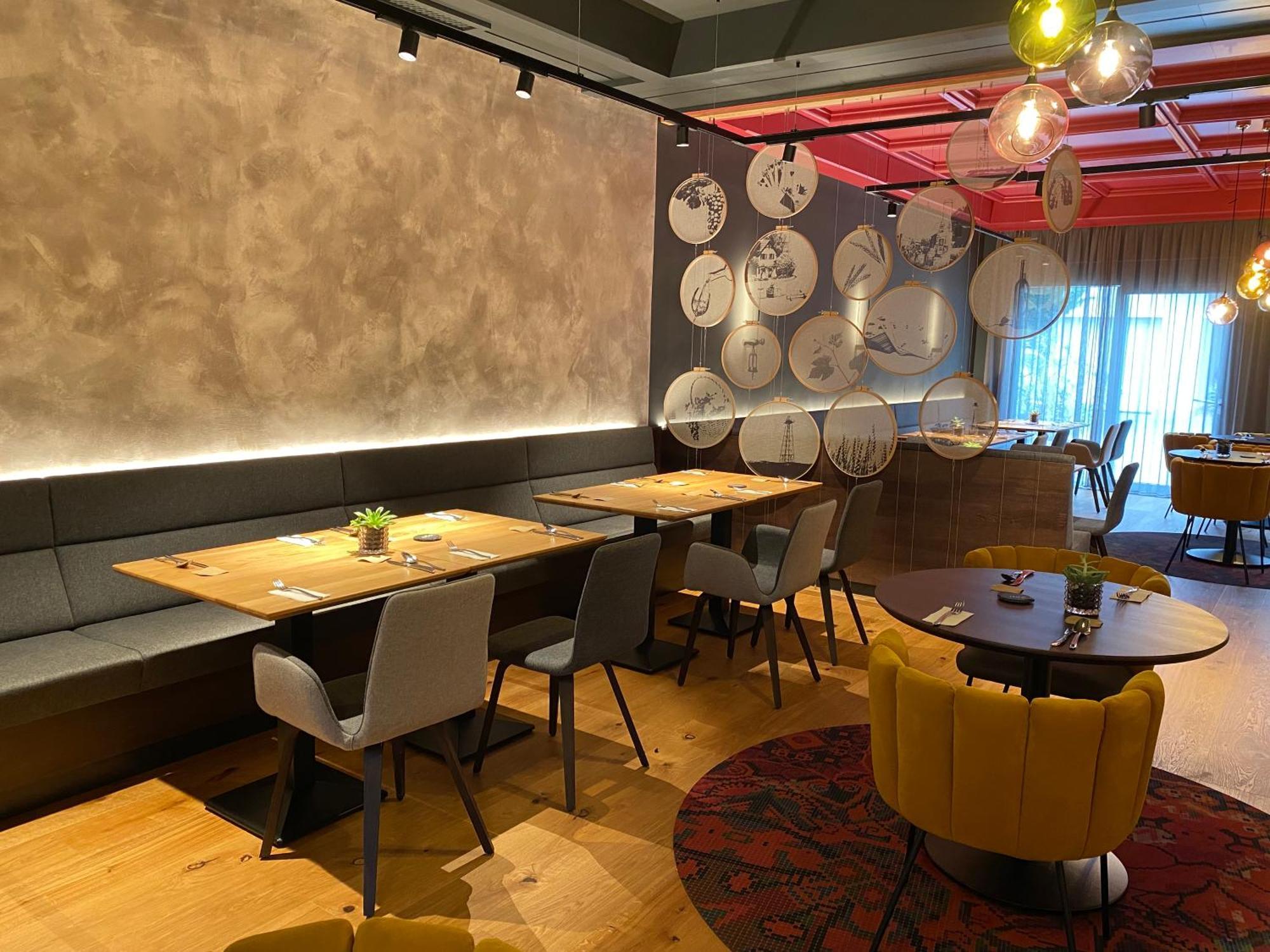 Hotel-Restaurant-Vinothek Felix Sommer Auersthal Bagian luar foto