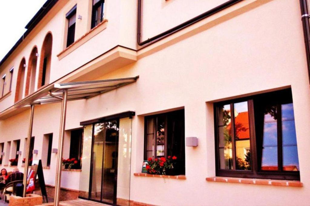 Hotel-Restaurant-Vinothek Felix Sommer Auersthal Bagian luar foto